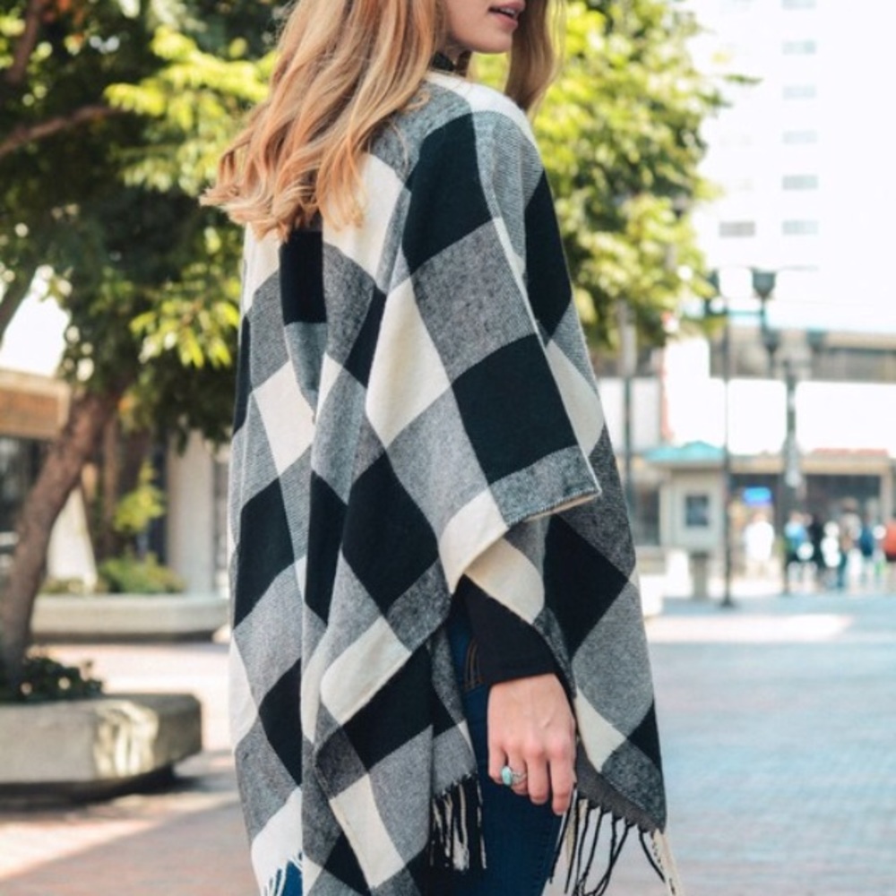 Black/white checked poncho - Picture 6 of 6